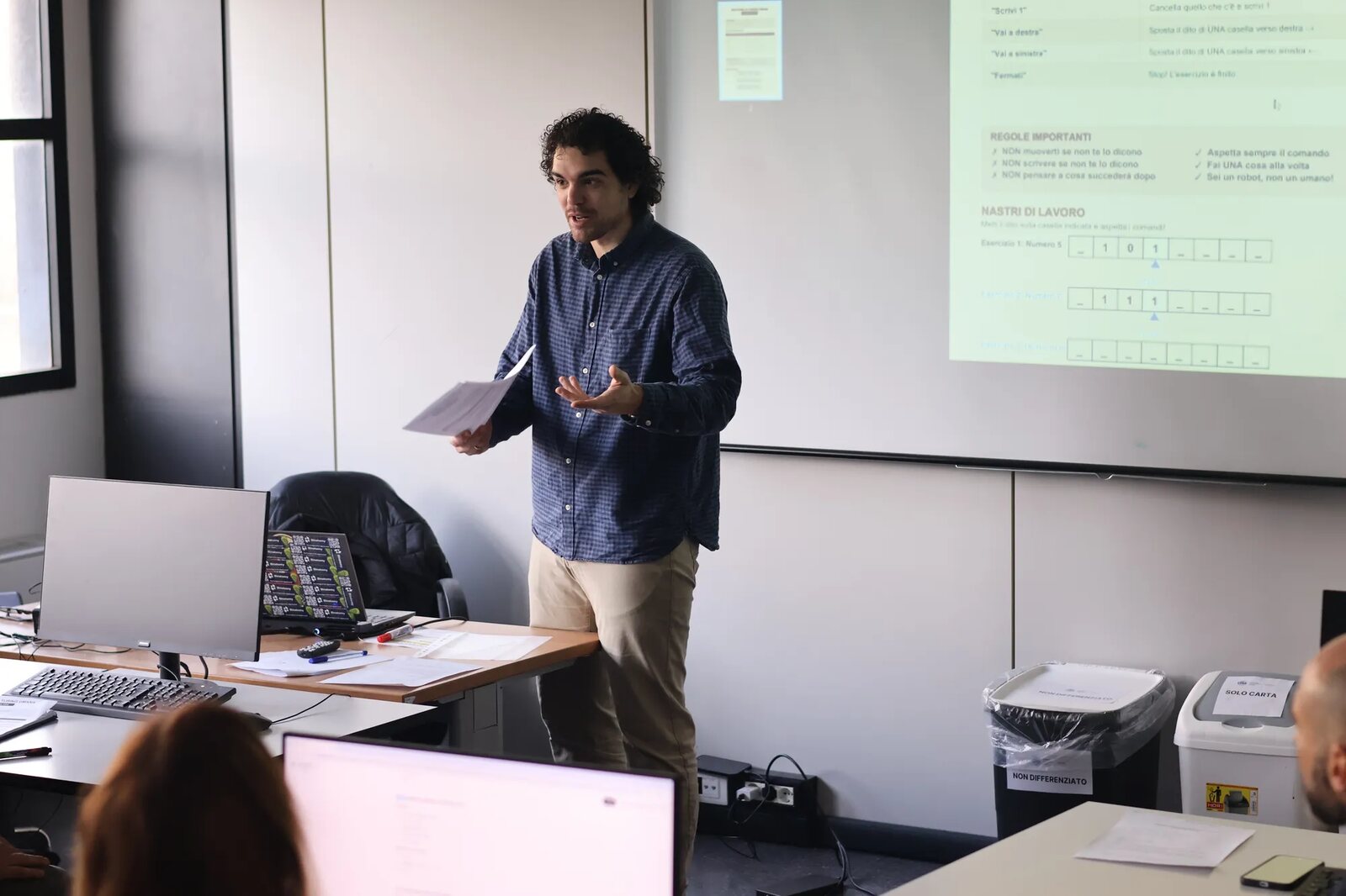Un docente spiega davanti allo schermo durante un corso